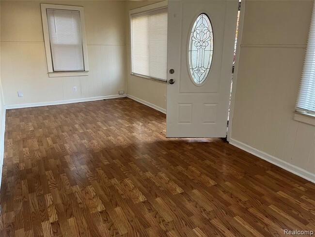 Building Photo - 5868 N Linville St