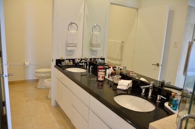 Building Photo - 848 Brickell Key Dr