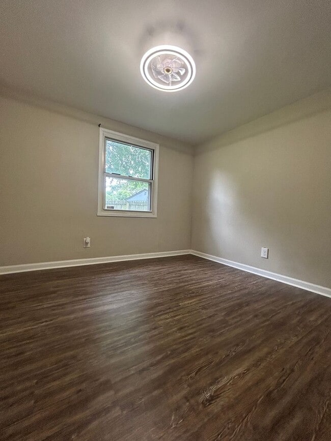Building Photo - Charming 3 Bedroom Home with Garage & Fenced Yard