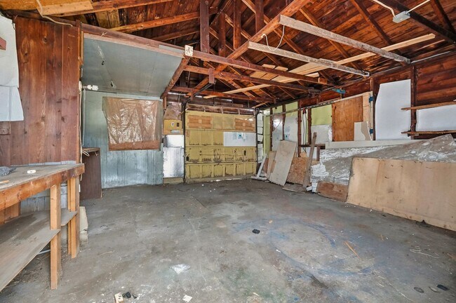 Building Photo - Three Bedroom Home in Hamilton!