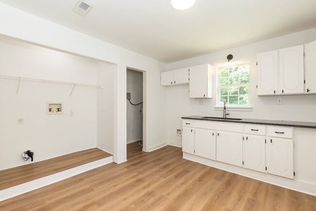 Building Photo - Three Bedroom Home!