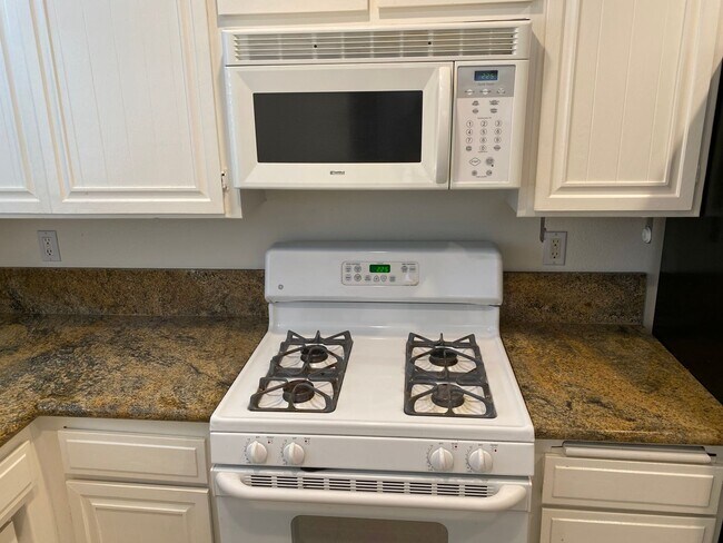 Building Photo - Spacious and Renovated Santa Monica Townho...
