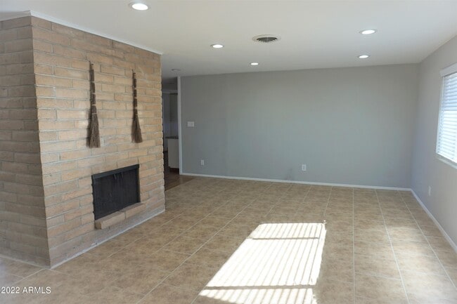 Building Photo - 2209 Golf Links Rd