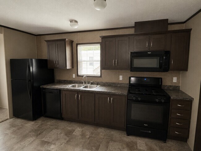 Building Photo - 184 Lakeshore Cir
