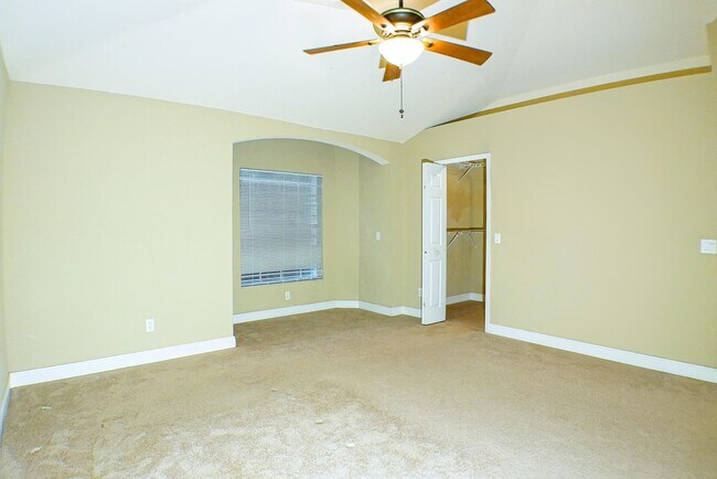 Building Photo - Beautiful 3 beds 2 bath 2-story home overv...