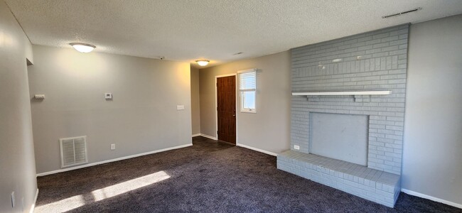 Building Photo - 2 BEDROOM TOWNHOME FOR RENT