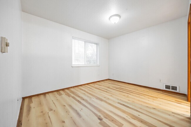 Building Photo - 1 Bed / 1 Bath Apartment – Updated Flooring – Convenient NE Portland Location