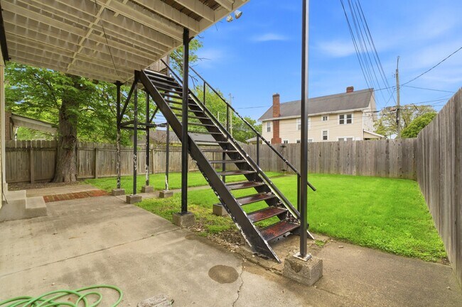 Building Photo - 19 E Mithoff St