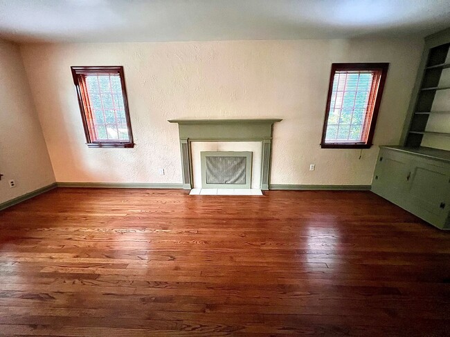 Building Photo - Pittsburgh - 3 Bedroom 1.5 Bathroom - Stunning Home