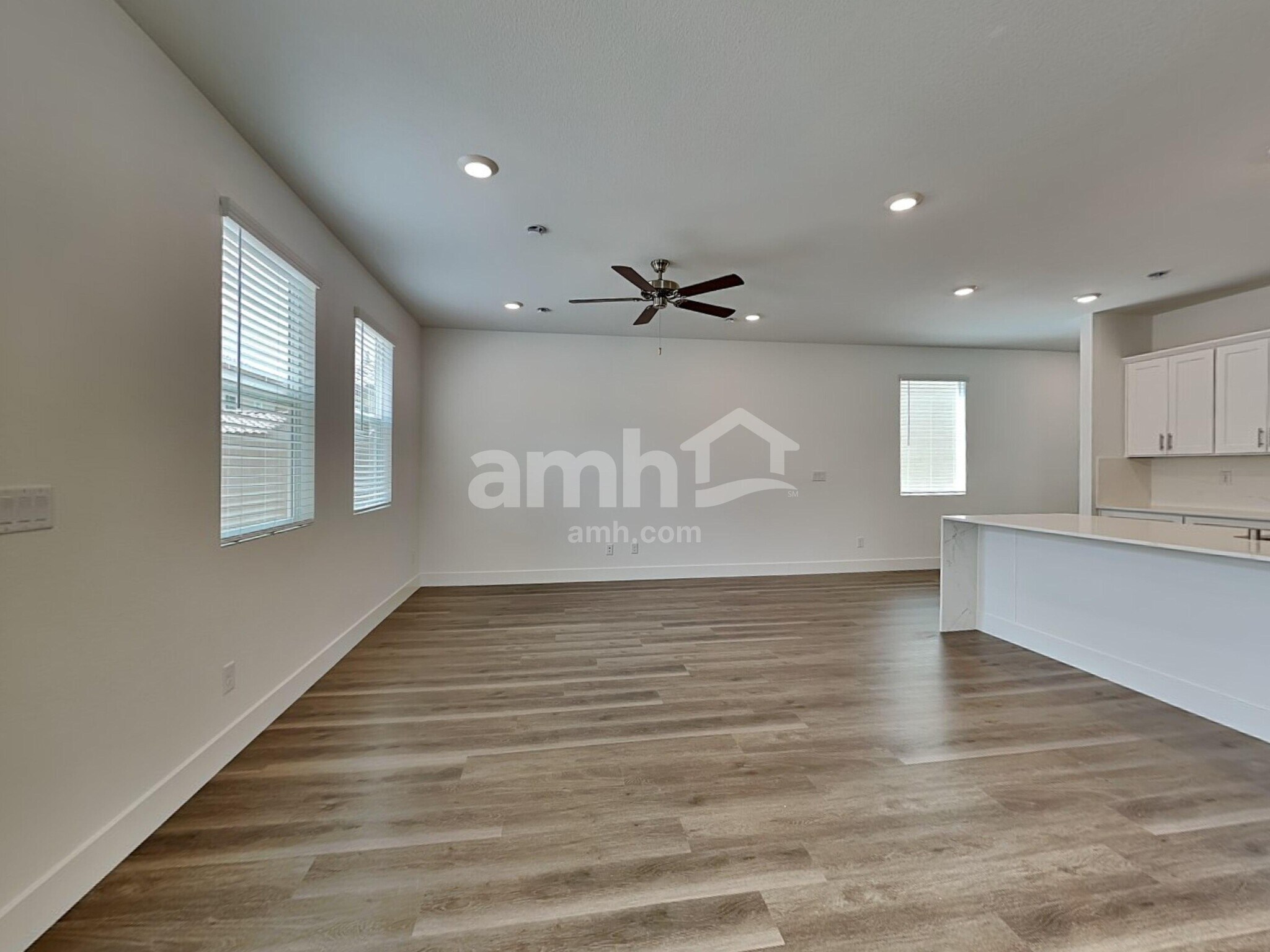 Building Photo - 5848 Vaes Dothrak St