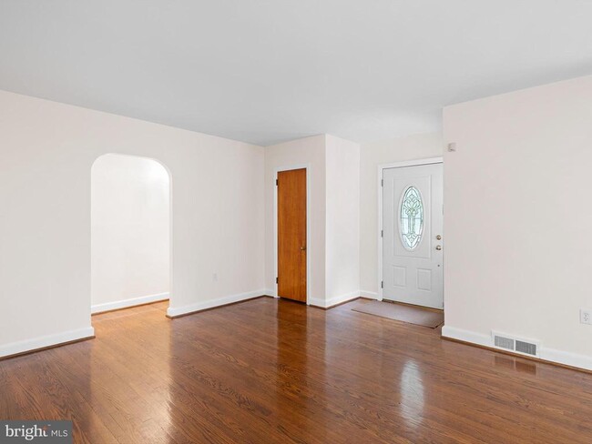 Building Photo - 605 W Lea Blvd