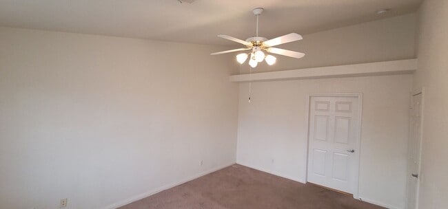 Building Photo - Beautiful Condo in Gated Community with Pool & Spa!