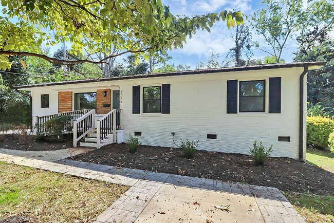 Building Photo - 2038 Sandhurst Dr