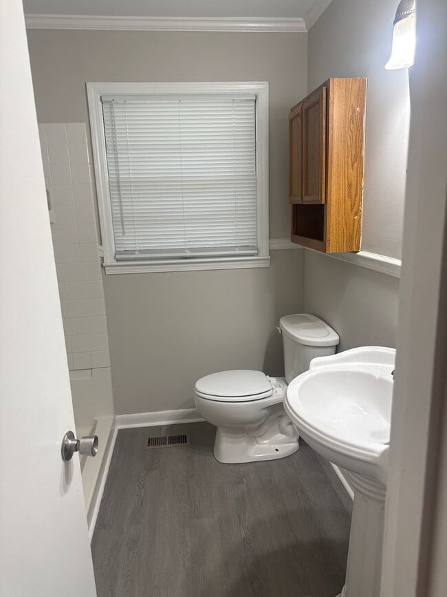 Building Photo - 2BD/1 BA