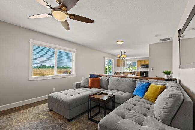 Building Photo - 753 SE Boysen Ln