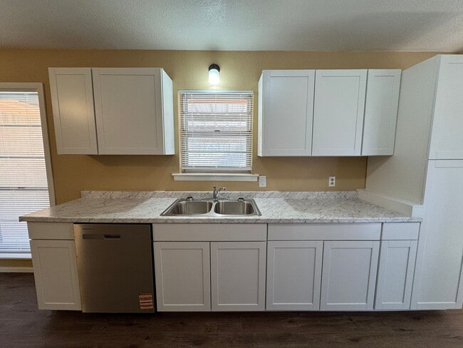 Building Photo - 1108 Duvall Dr