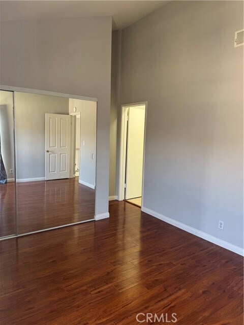 Building Photo - 996 W Huntington Dr