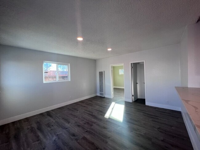 Building Photo - Upgraded Large Home