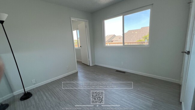 Building Photo - Beautifully 3BR Townhome with Huge Loft St...