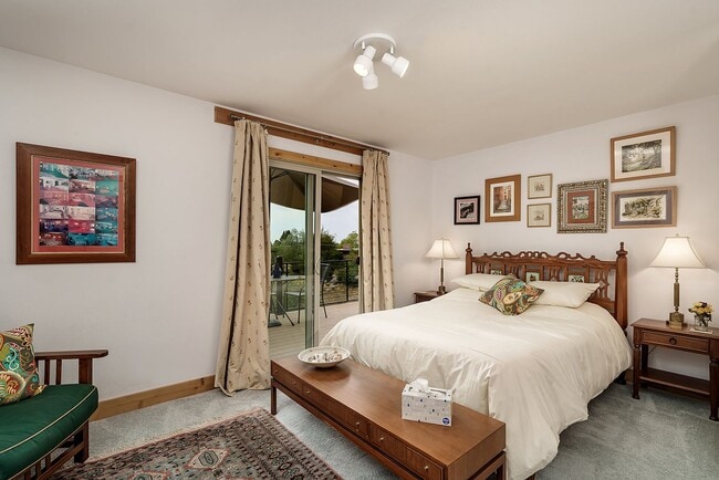 Building Photo - Large 4 bedroom home with Garage - ALL UTI...