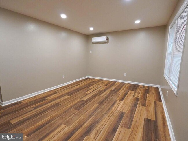 Building Photo - 710 N York Rd