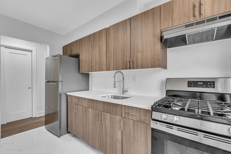 Interior Photo - Palisades Manor Apartments – Modern Living in the Heart of Palisades Park