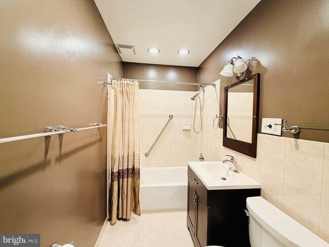 Building Photo - 907 Heron Dr