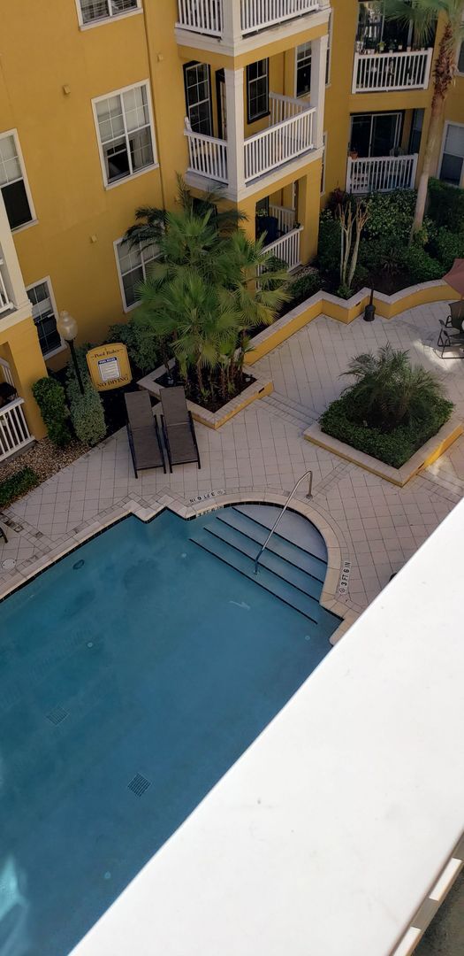 Building Photo - Beautiful large studio, private balcony overlooking pool!