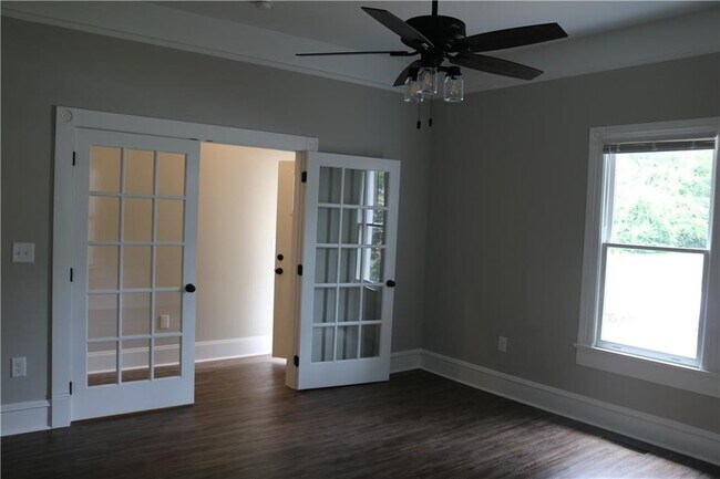 Building Photo - 613 Summit Ave