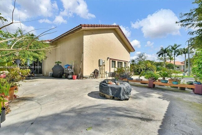 Building Photo - 5425 SW 190th Ave