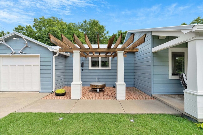 Building Photo - 802 N Park Ave