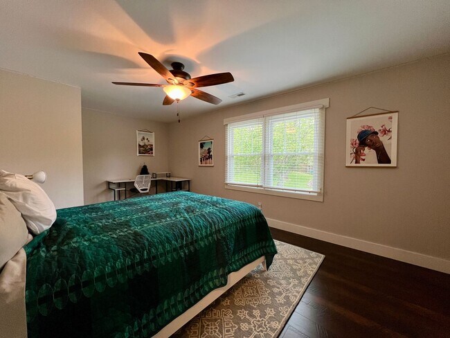 Building Photo - Beautifully Updated Home!  Fenced Yard!