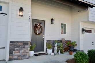 Building Photo - 3 Bed 3.5 Bath Luxury Townhome in Convenient Location!