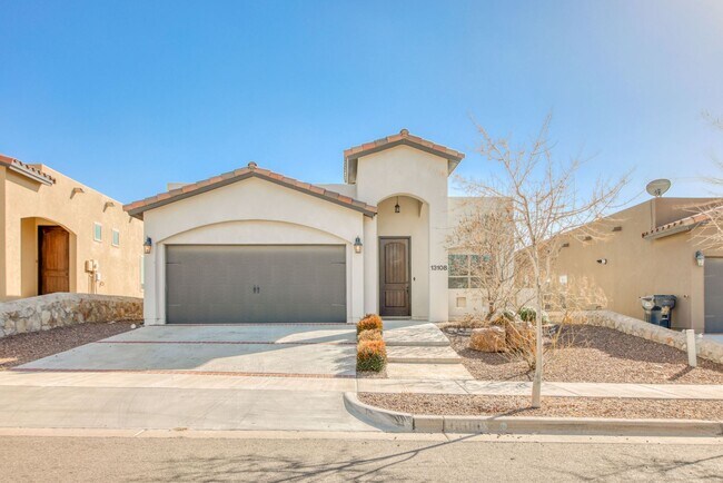 Building Photo - Beautiful Modern & Contemporary House