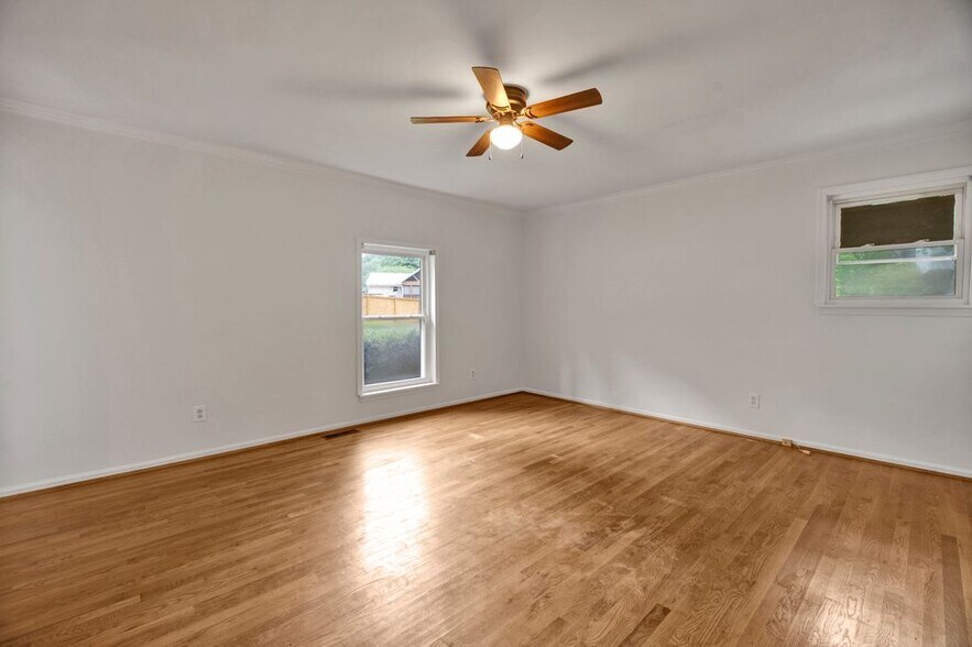 Building Photo - 3541 W Lakeside Dr