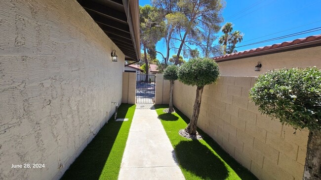 Building Photo - Stunning 3bed/2bath home nestled in a grea...