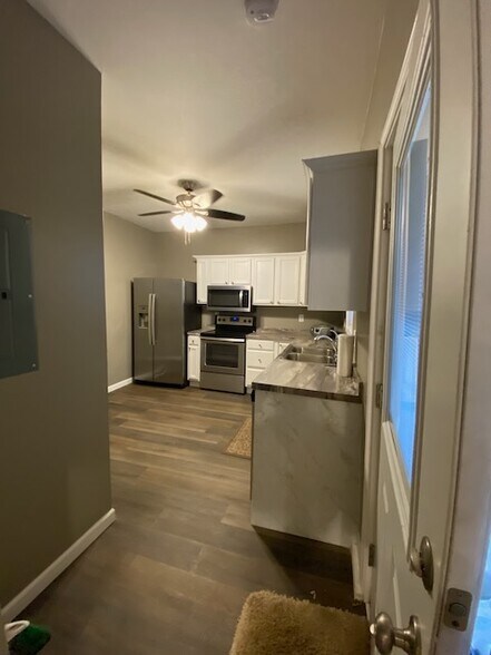 Kitchen - 624 E Maryland St