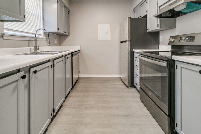 Building Photo - Newly Renovated 2bed 2 bath !Townhome