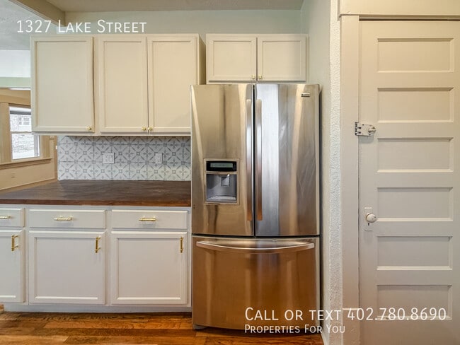 Building Photo - 1327 Lake St