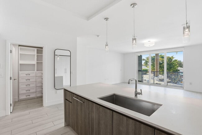 Building Photo - 111 SE 1st Ave