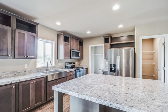 Building Photo - 1/2 off first month's rent and free Samsun...