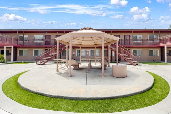 Building Photo - 1539 Pumalo St E