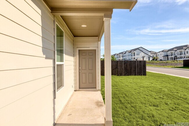 Building Photo - Stunning 4-bedroom, 3-bathroom Luxury Duplex on a HUGE Corner Lot!