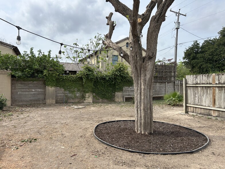 Building Photo - 609 N 15th St