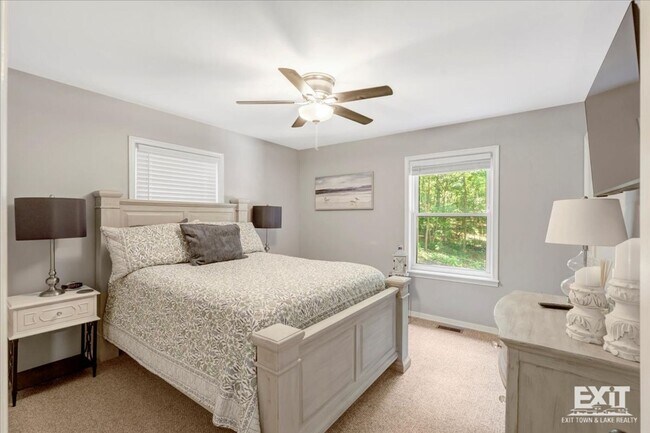 Building Photo - Beautiful Fully Furnished 3 Bed, 2 Bath Ho...