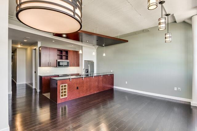 Building Photo - 2600 W 7th St