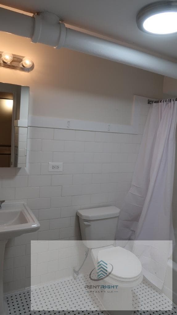 Building Photo - 845 W Agatite Ave