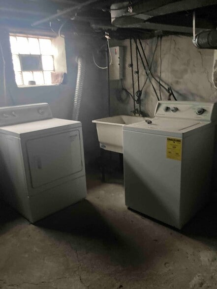 Building Photo - Updated 3-Bedroom in Grays Ferry