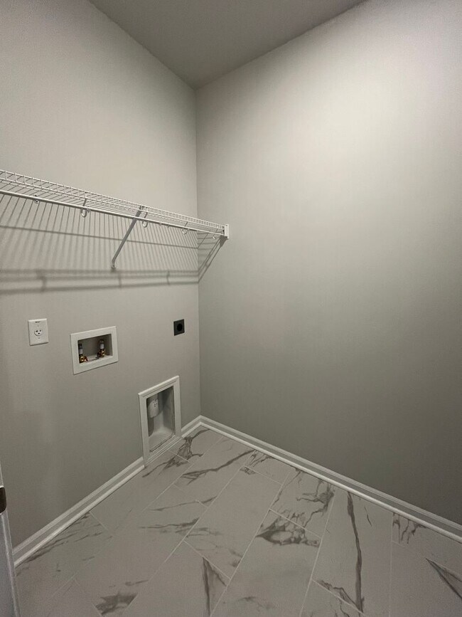 Building Photo - Stunning 4 Bedroom 4.5 Bath Home In Summer's Corner~