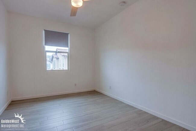 Building Photo - Stunning 3Bdm 2.5Ba Townhouse in Gated Com...